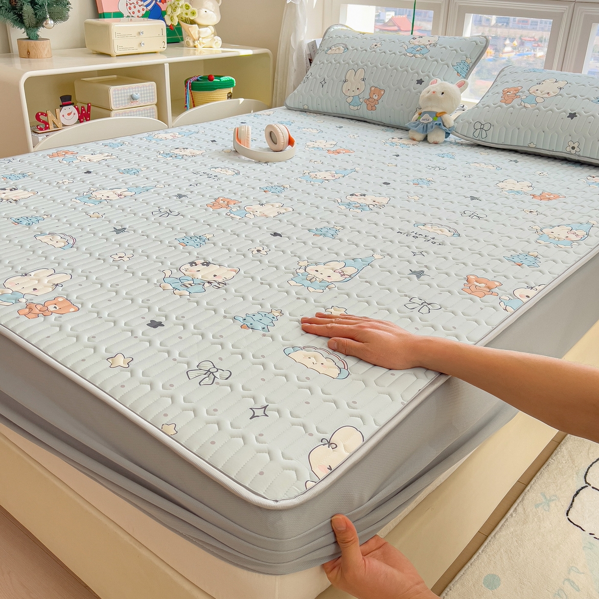 91家纺网 家纺一手货源 找家纺 丝羽坊 2026新款高密凉感丝印花乳胶凉席-床笠款 小兔派对