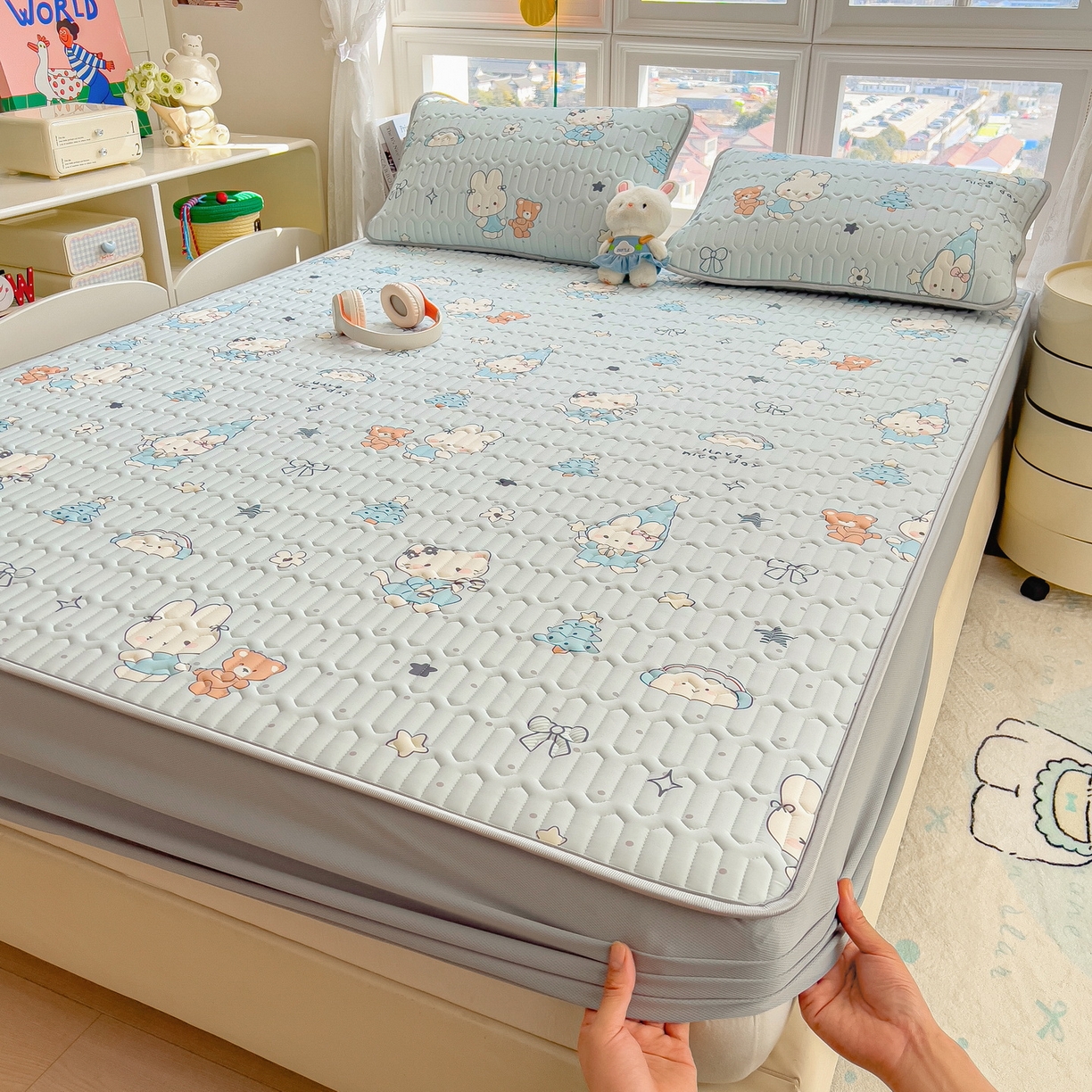 91家纺网 家纺一手货源 找家纺 丝羽坊 2026新款高密凉感丝印花乳胶凉席-床笠款 小兔派对