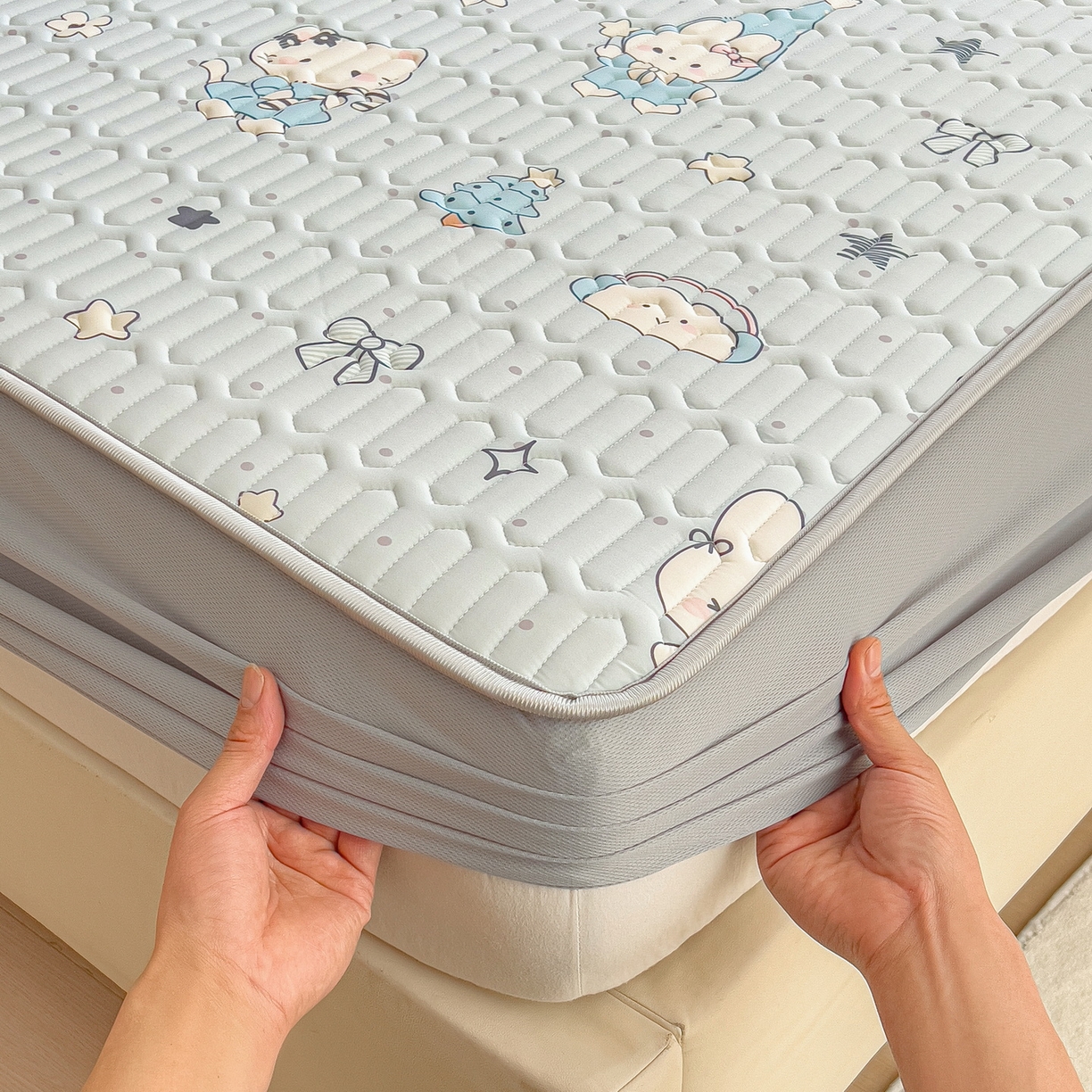 91家纺网 家纺一手货源 找家纺 丝羽坊 2026新款高密凉感丝印花乳胶凉席-床笠款 小兔派对