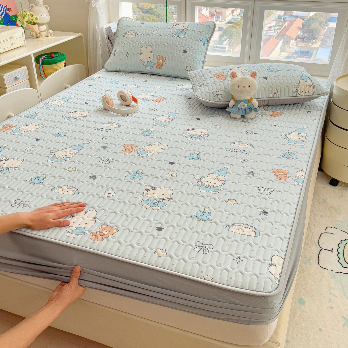 91家纺网 家纺一手货源 找家纺 丝羽坊 2026新款高密凉感丝印花乳胶凉席-床笠款 小兔派对