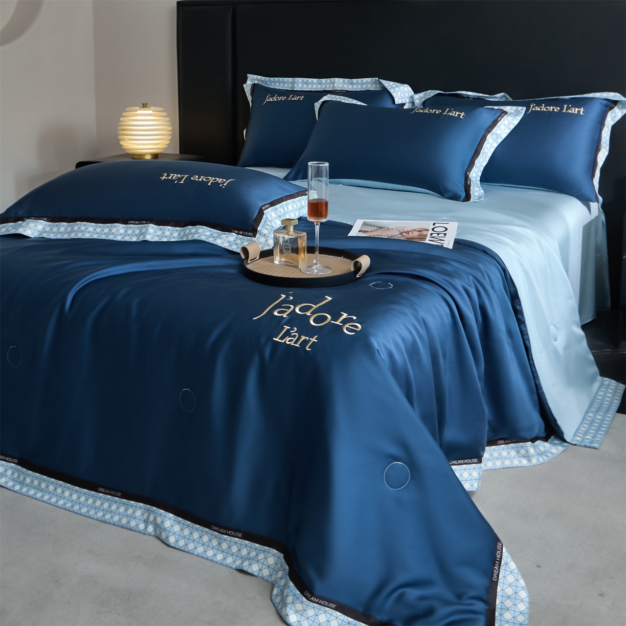 91家纺网 家纺一手货源 找家纺 笙意家纺 2026新款水洗冰丝刺绣宽边夏被四件套-艾斯系列 艾斯-深蓝+浅蓝