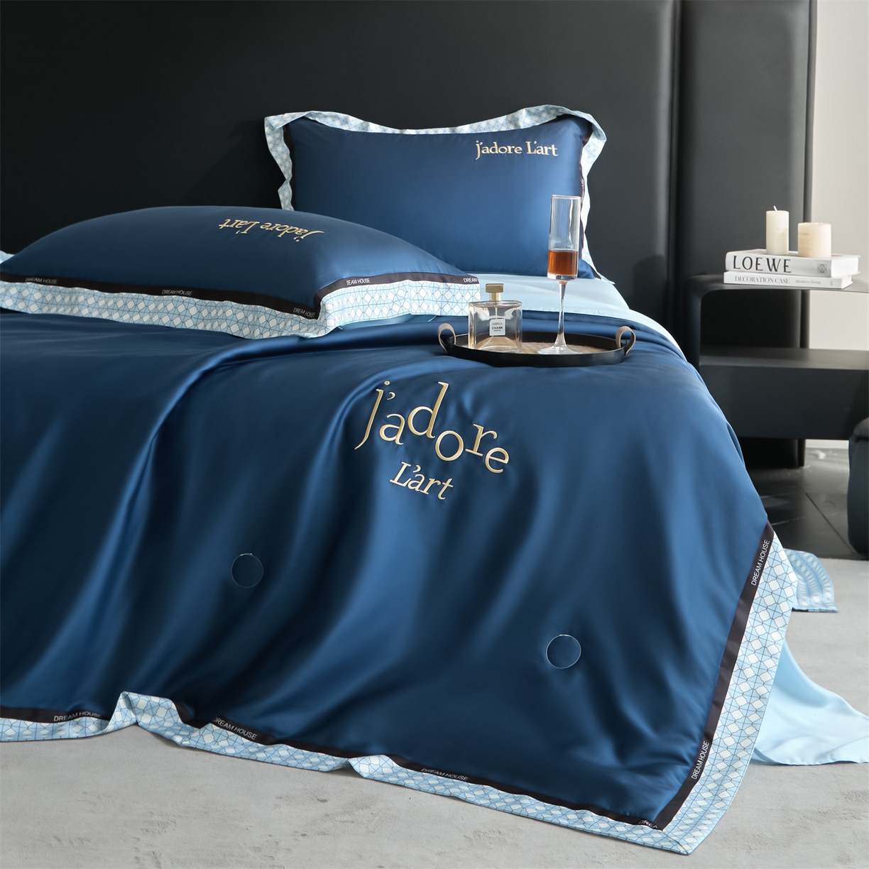 91家纺网 家纺一手货源 找家纺 笙意家纺 2026新款水洗冰丝刺绣宽边夏被四件套-艾斯系列 艾斯-深蓝+浅蓝