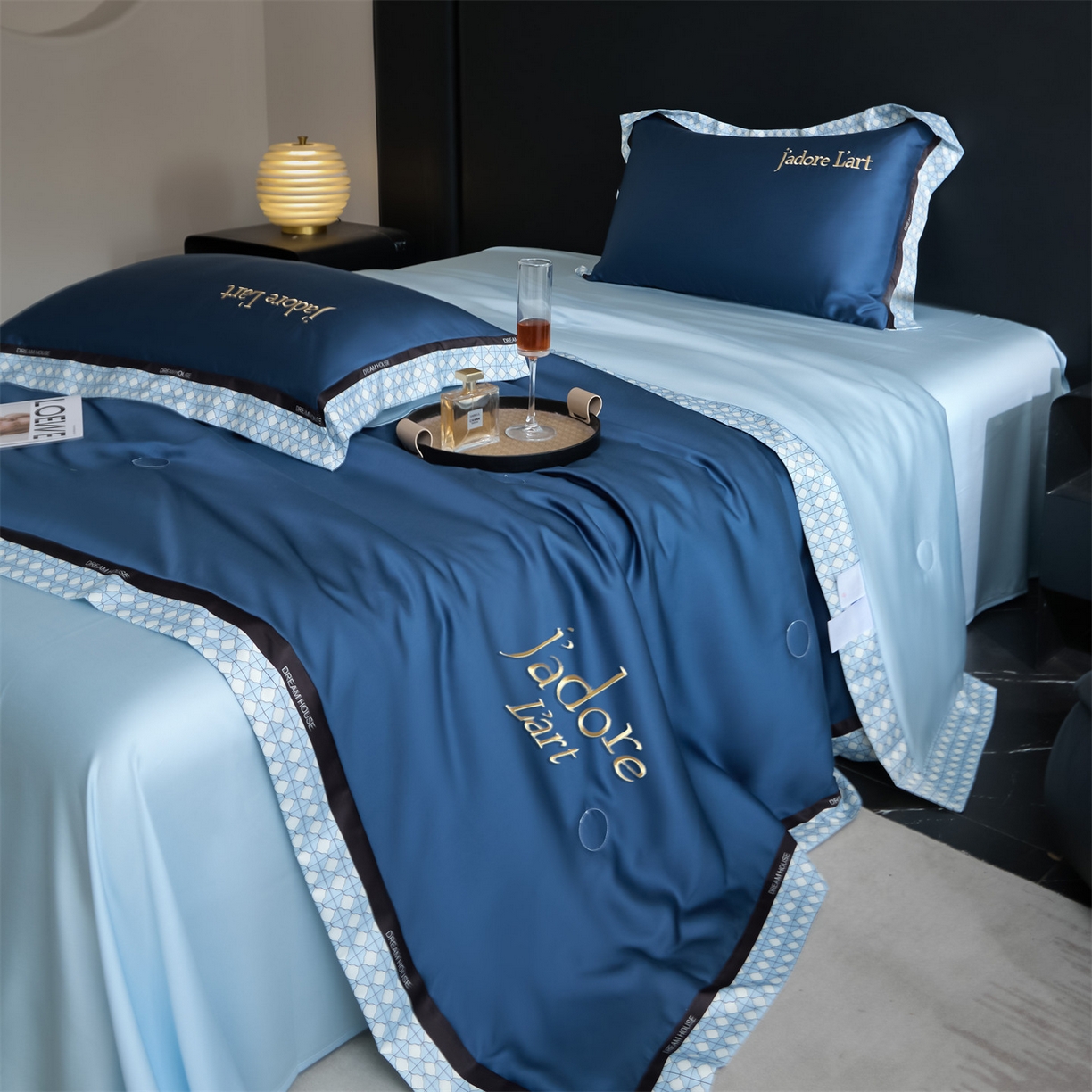 91家纺网 家纺一手货源 找家纺 笙意家纺 2026新款水洗冰丝刺绣宽边夏被四件套-艾斯系列 艾斯-深蓝+浅蓝