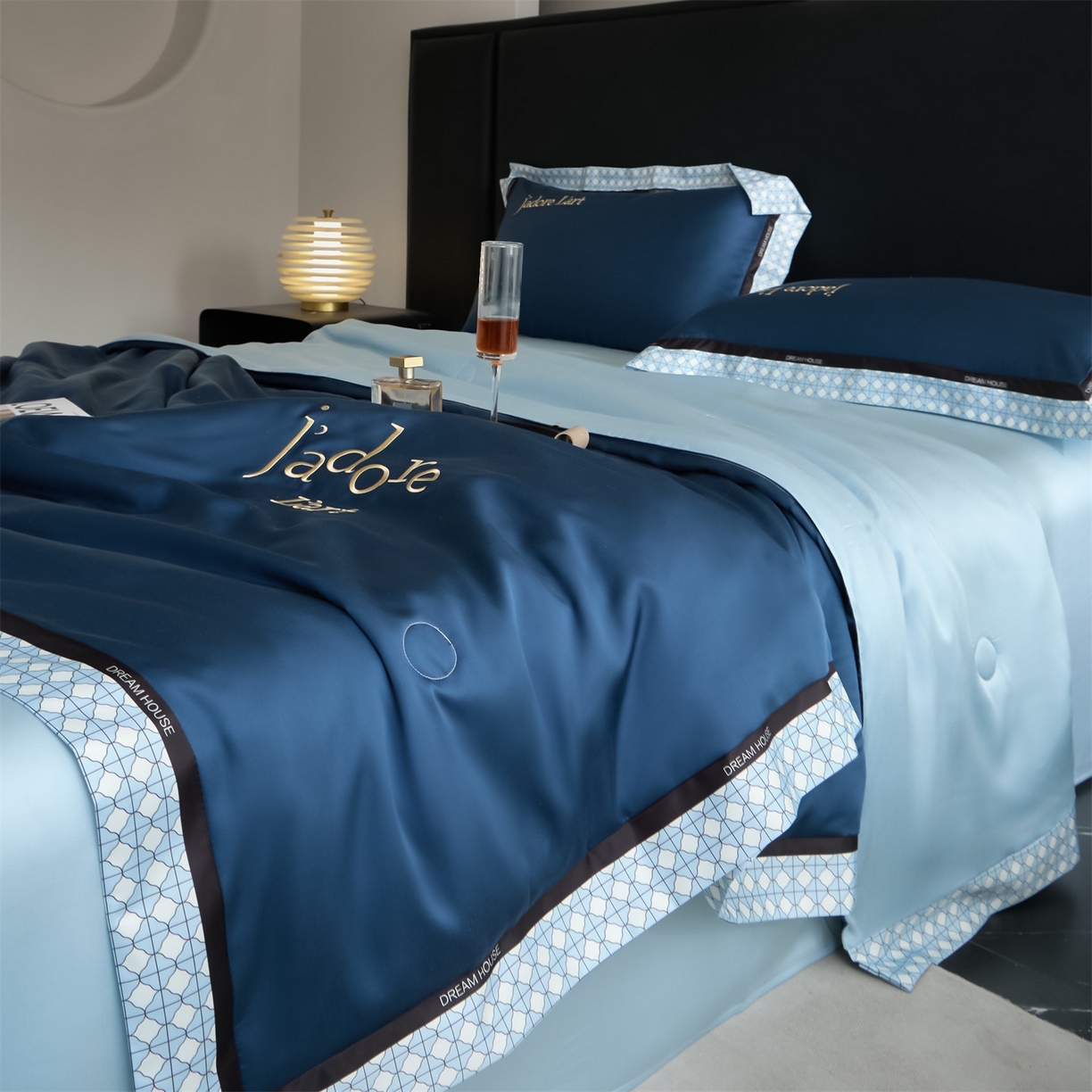91家纺网 家纺一手货源 找家纺 笙意家纺 2026新款水洗冰丝刺绣宽边夏被四件套-艾斯系列 艾斯-深蓝+浅蓝