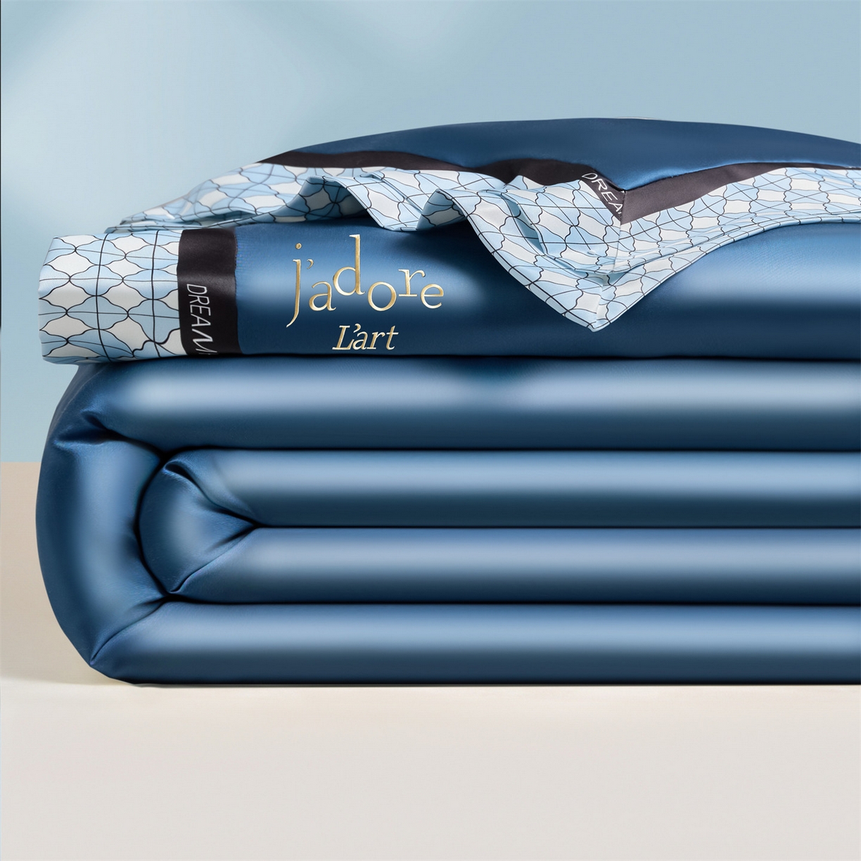 91家纺网 家纺一手货源 找家纺 笙意家纺 2026新款水洗冰丝刺绣宽边夏被四件套-艾斯系列 艾斯-深蓝+浅蓝