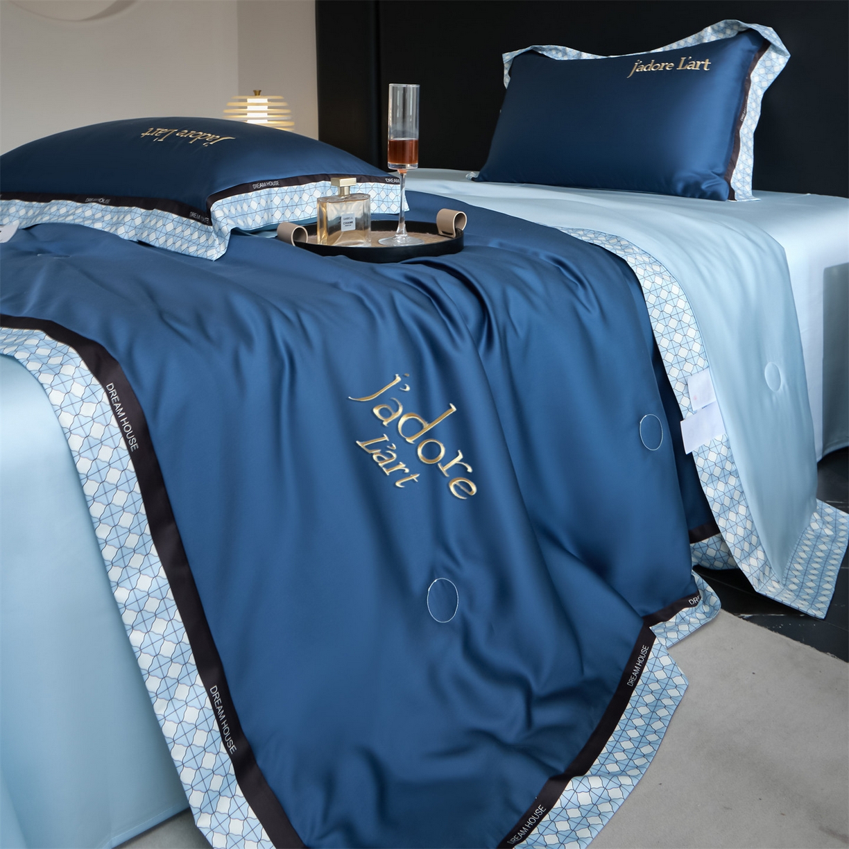 91家纺网 家纺一手货源 找家纺 笙意家纺 2026新款水洗冰丝刺绣宽边夏被四件套-艾斯系列 艾斯-深蓝+浅蓝