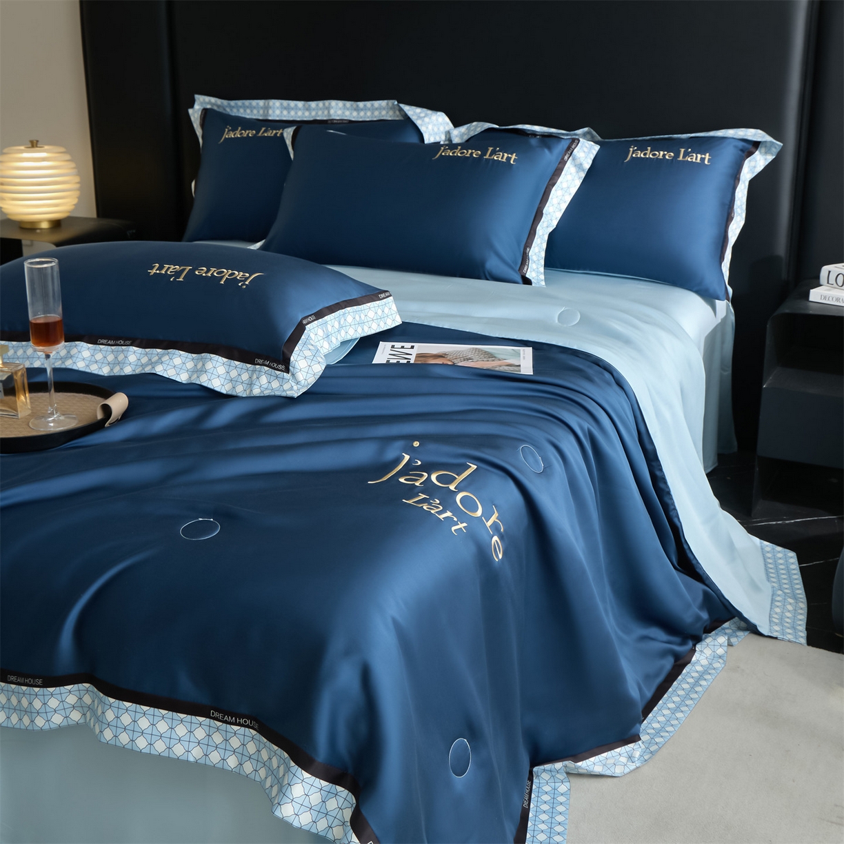 91家纺网 家纺一手货源 找家纺 笙意家纺 2026新款水洗冰丝刺绣宽边夏被四件套-艾斯系列 艾斯-深蓝+浅蓝