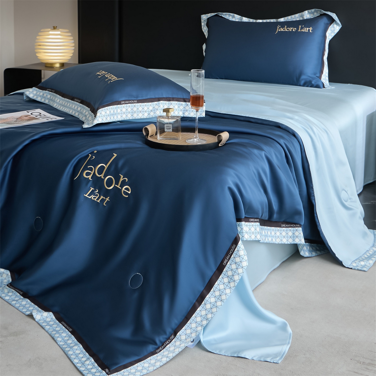 91家纺网 家纺一手货源 找家纺 笙意家纺 2026新款水洗冰丝刺绣宽边夏被四件套-艾斯系列 艾斯-深蓝+浅蓝