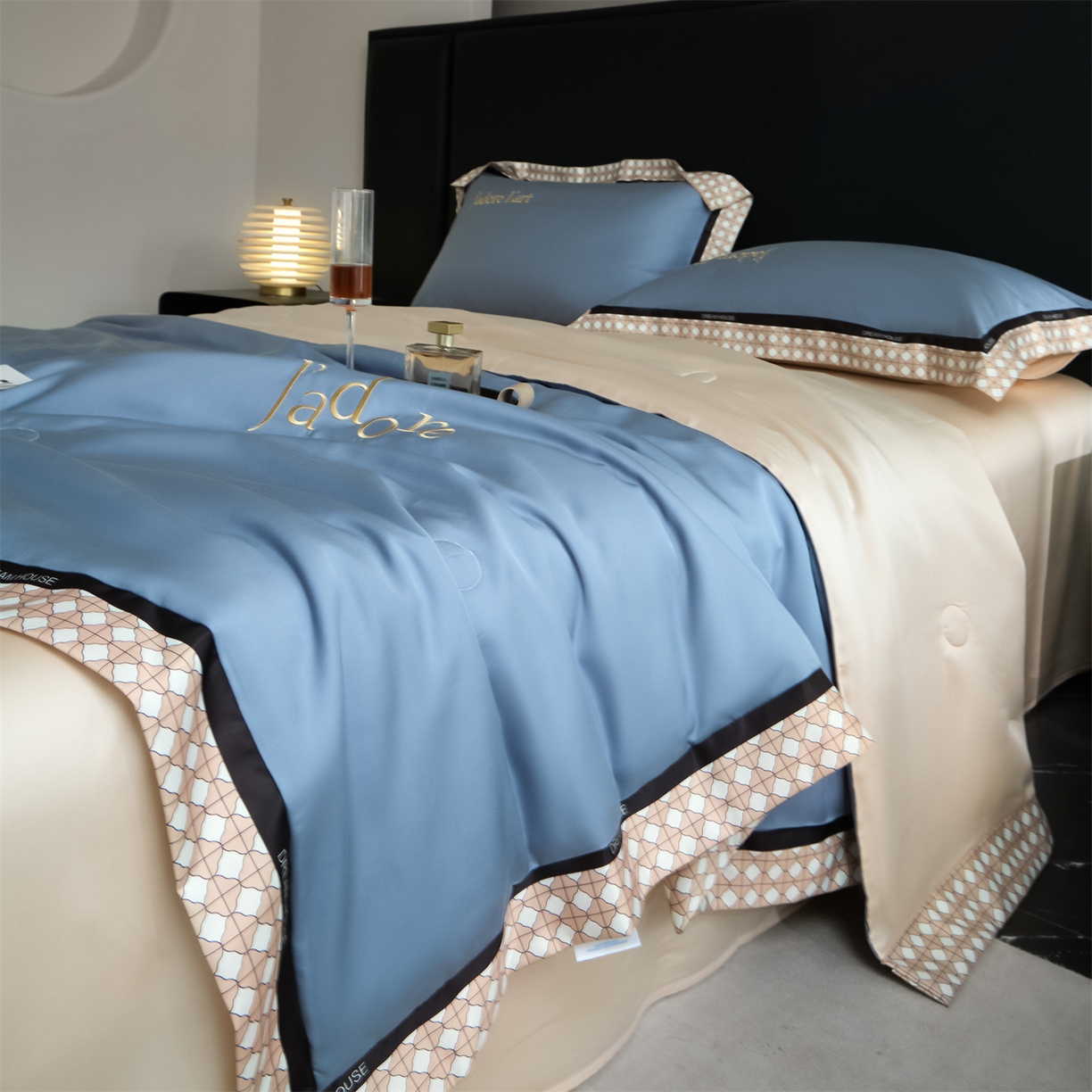 91家纺网 家纺一手货源 找家纺 笙意家纺 2026新款水洗冰丝刺绣宽边夏被四件套-艾斯系列 艾斯-宾利蓝+奶茶