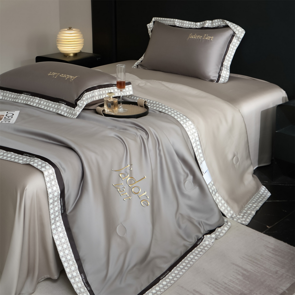 91家纺网 家纺一手货源 找家纺 笙意家纺 2026新款水洗冰丝刺绣宽边夏被四件套-艾斯系列 艾斯-中灰+山灰