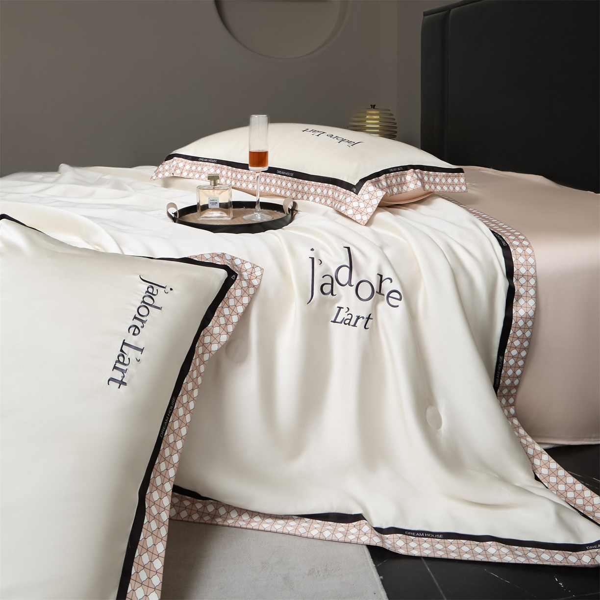 91家纺网 家纺一手货源 找家纺 笙意家纺 2026新款水洗冰丝刺绣宽边夏被四件套-艾斯系列 艾斯-白+奶茶