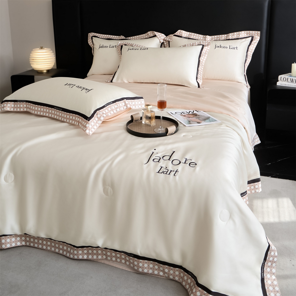 91家纺网 家纺一手货源 找家纺 笙意家纺 2026新款水洗冰丝刺绣宽边夏被四件套-艾斯系列 艾斯-白+奶茶