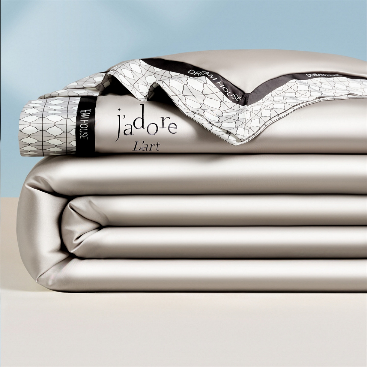 91家纺网 家纺一手货源 找家纺 笙意家纺 2026新款水洗冰丝刺绣宽边夏被四件套-艾斯系列 艾斯-山灰+中灰