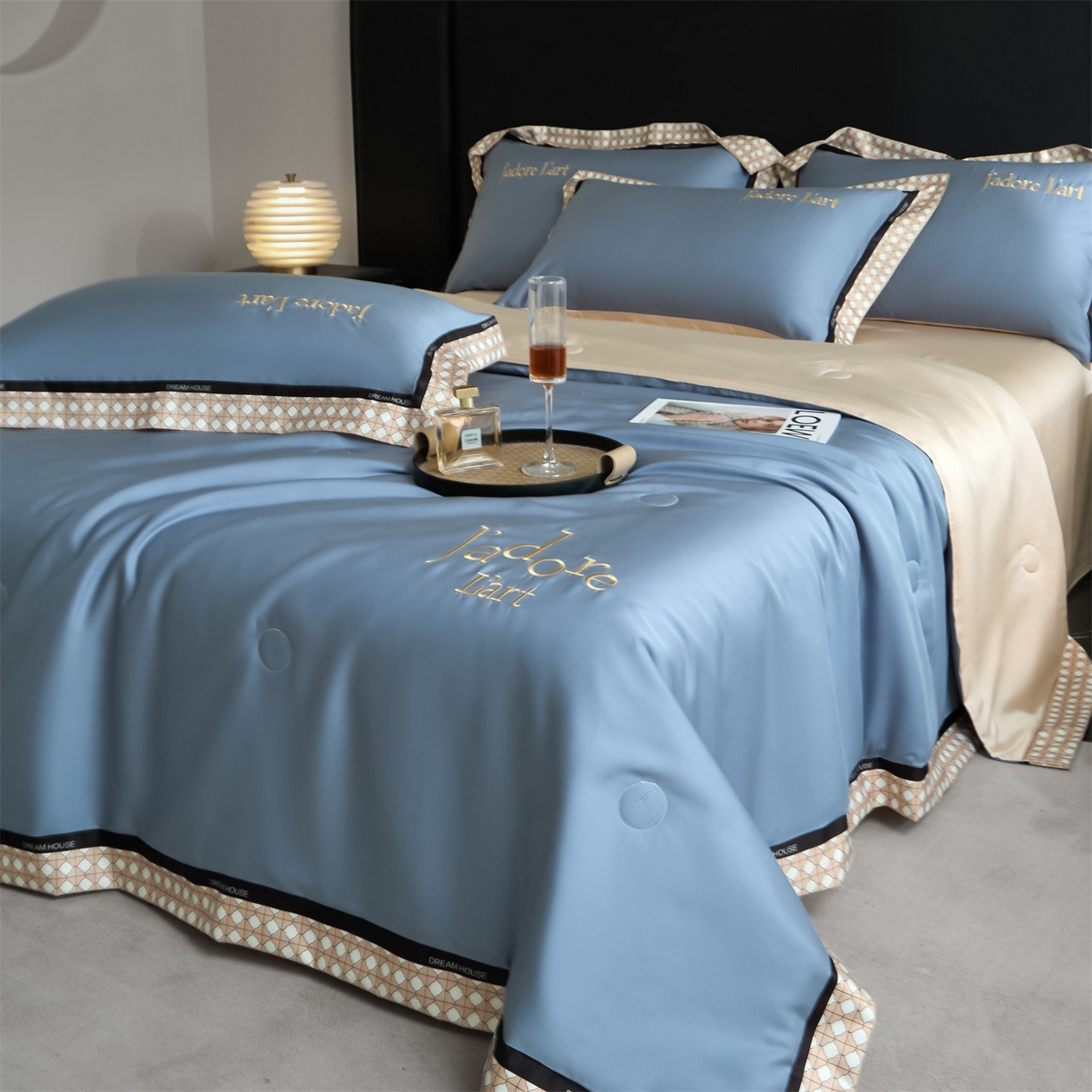 91家纺网 家纺一手货源 找家纺 笙意家纺 2026新款水洗冰丝刺绣宽边夏被四件套-艾斯系列 艾斯-宾利蓝+奶茶