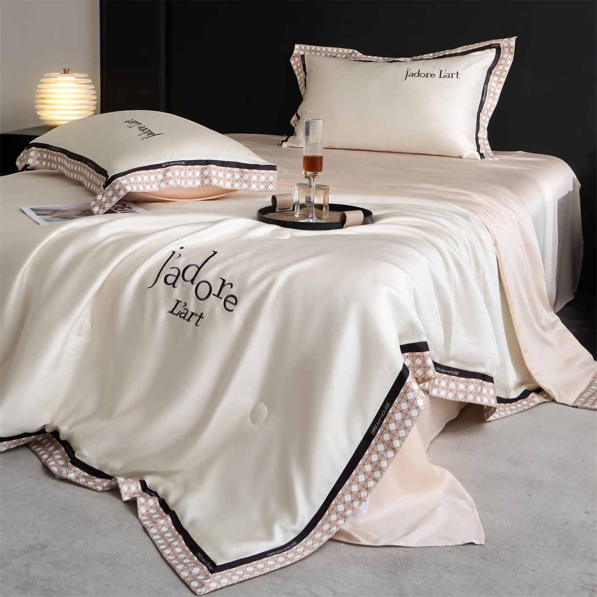 91家纺网 家纺一手货源 找家纺 笙意家纺 2026新款水洗冰丝刺绣宽边夏被四件套-艾斯系列 艾斯-白+奶茶