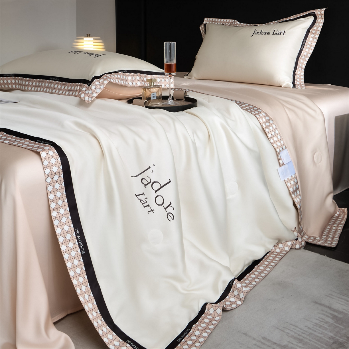 91家纺网 家纺一手货源 找家纺 笙意家纺 2026新款水洗冰丝刺绣宽边夏被四件套-艾斯系列 艾斯-白+奶茶