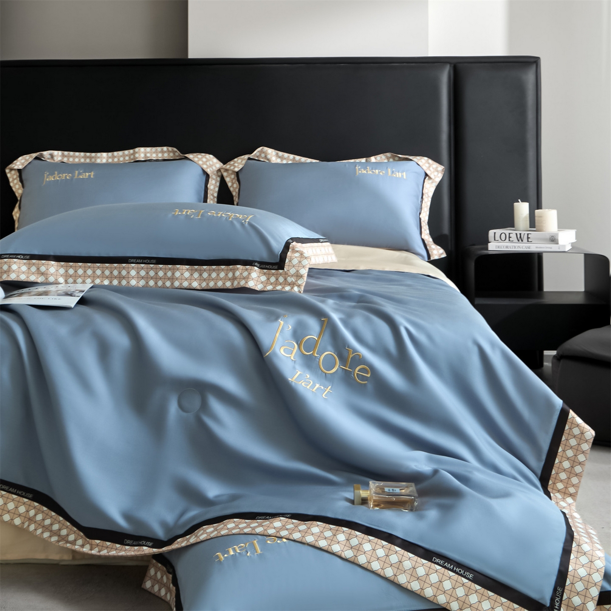 91家纺网 家纺一手货源 找家纺 笙意家纺 2026新款水洗冰丝刺绣宽边夏被四件套-艾斯系列 艾斯-宾利蓝+奶茶