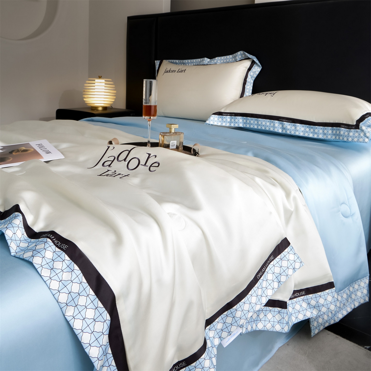 91家纺网 家纺一手货源 找家纺 笙意家纺 2026新款水洗冰丝刺绣宽边夏被四件套-艾斯系列 艾斯-白+天蓝