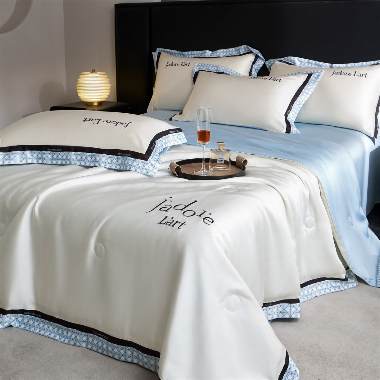 91家纺网 家纺一手货源 找家纺 笙意家纺 2026新款水洗冰丝刺绣宽边夏被四件套-艾斯系列 艾斯-白+天蓝