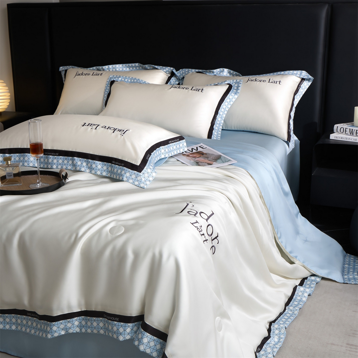 91家纺网 家纺一手货源 找家纺 笙意家纺 2026新款水洗冰丝刺绣宽边夏被四件套-艾斯系列 艾斯-白+天蓝