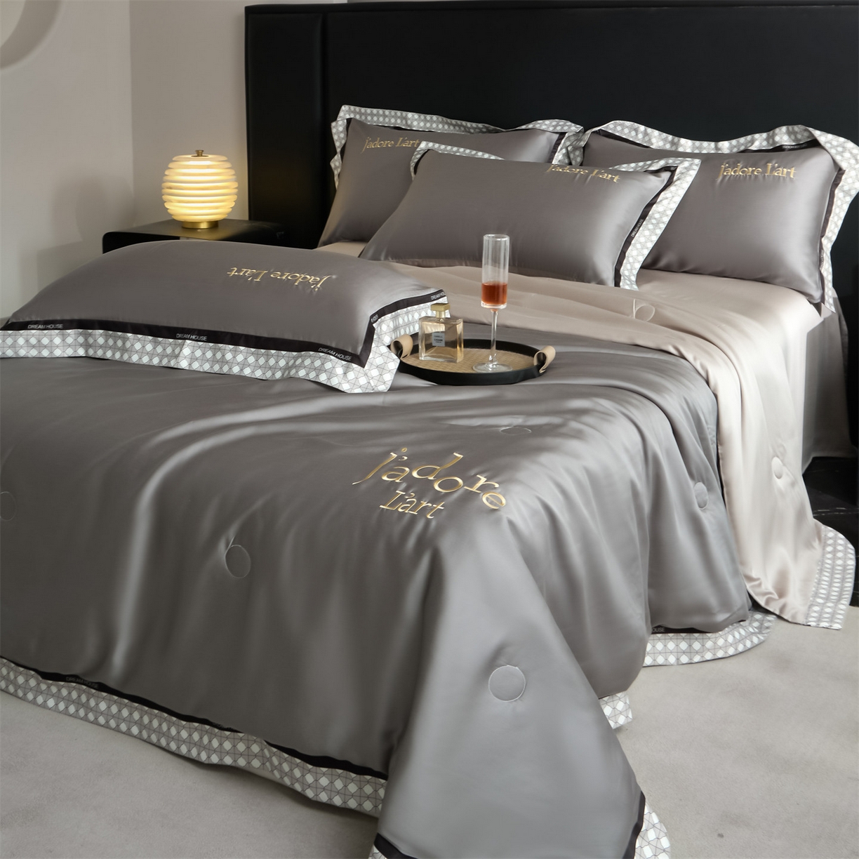 91家纺网 家纺一手货源 找家纺 笙意家纺 2026新款水洗冰丝刺绣宽边夏被四件套-艾斯系列 艾斯-中灰+山灰