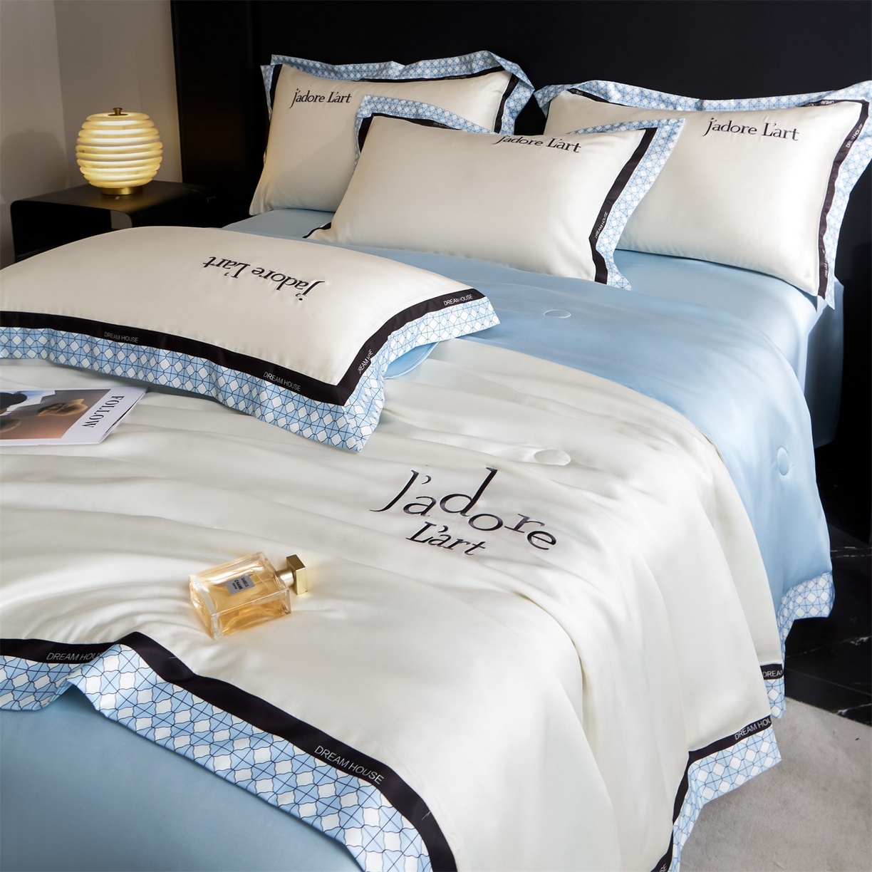 91家纺网 家纺一手货源 找家纺 笙意家纺 2026新款水洗冰丝刺绣宽边夏被四件套-艾斯系列 艾斯-白+天蓝