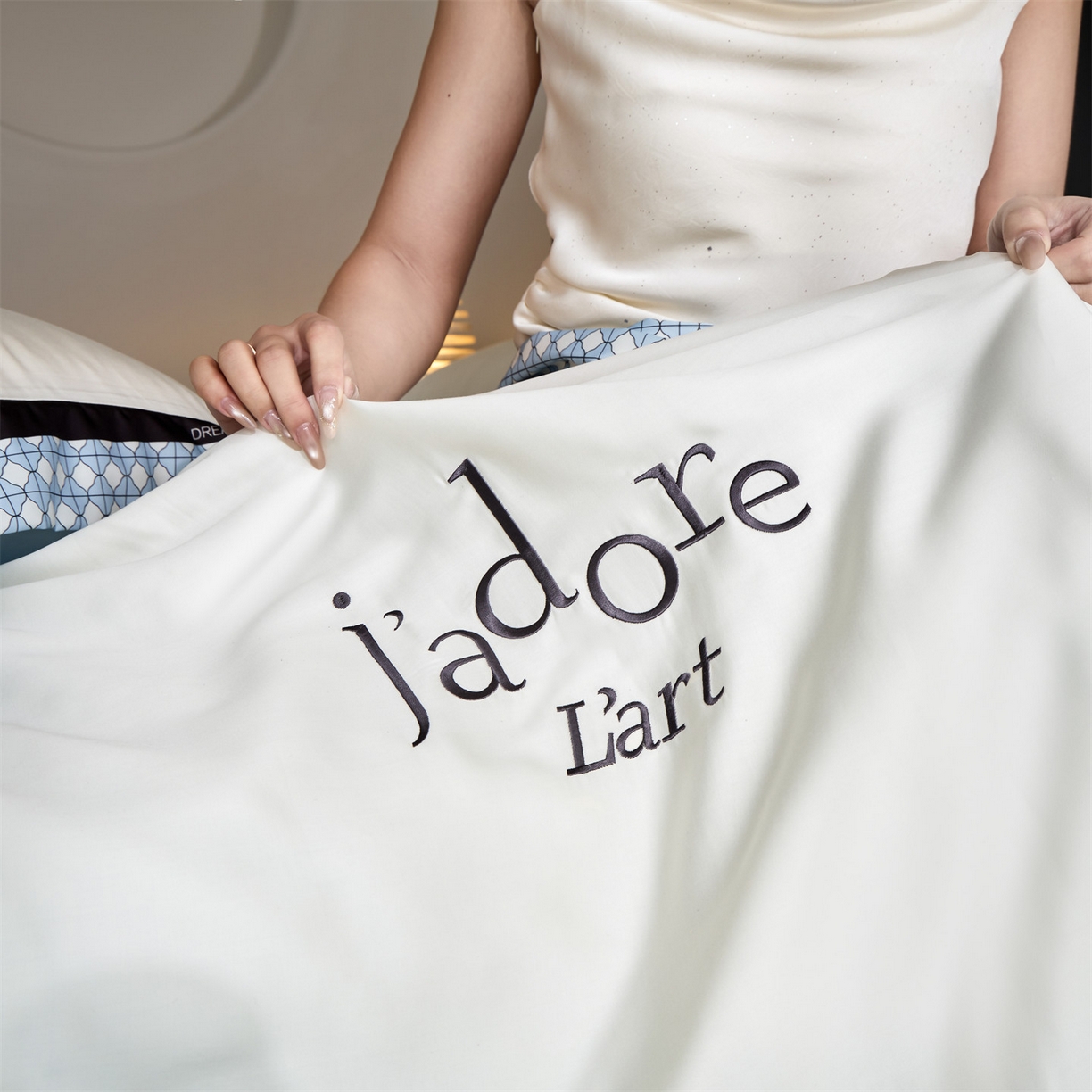 91家纺网 家纺一手货源 找家纺 笙意家纺 2026新款水洗冰丝刺绣宽边夏被四件套-艾斯系列 艾斯-白+天蓝