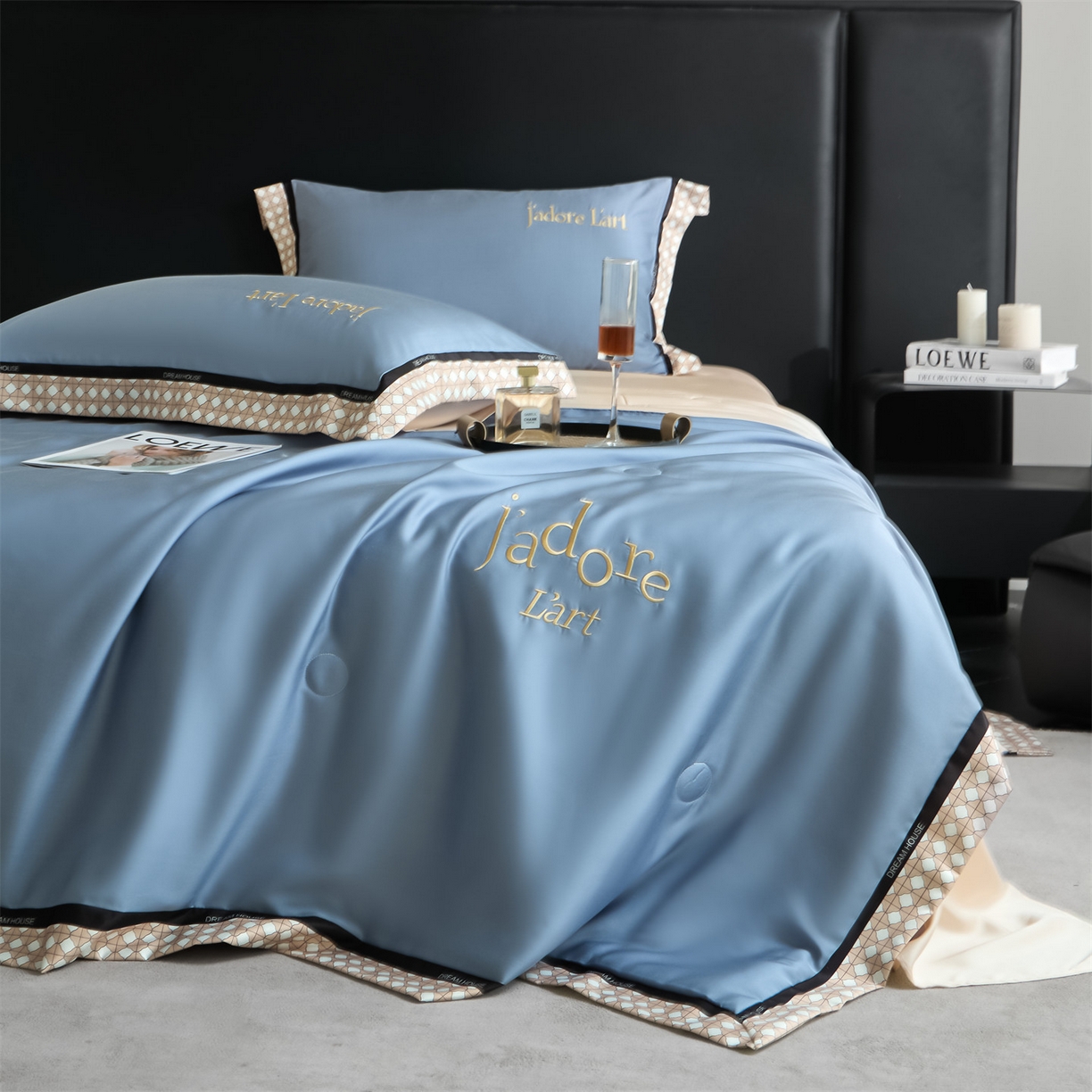 91家纺网 家纺一手货源 找家纺 笙意家纺 2026新款水洗冰丝刺绣宽边夏被四件套-艾斯系列 艾斯-宾利蓝+奶茶