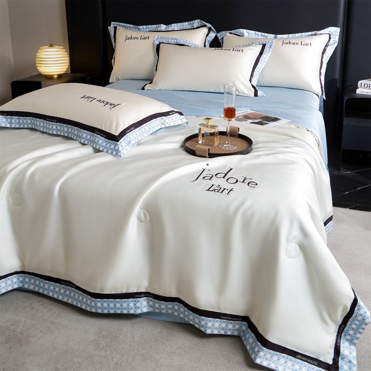 91家纺网 家纺一手货源 找家纺 笙意家纺 2026新款水洗冰丝刺绣宽边夏被四件套-艾斯系列 艾斯-白+天蓝