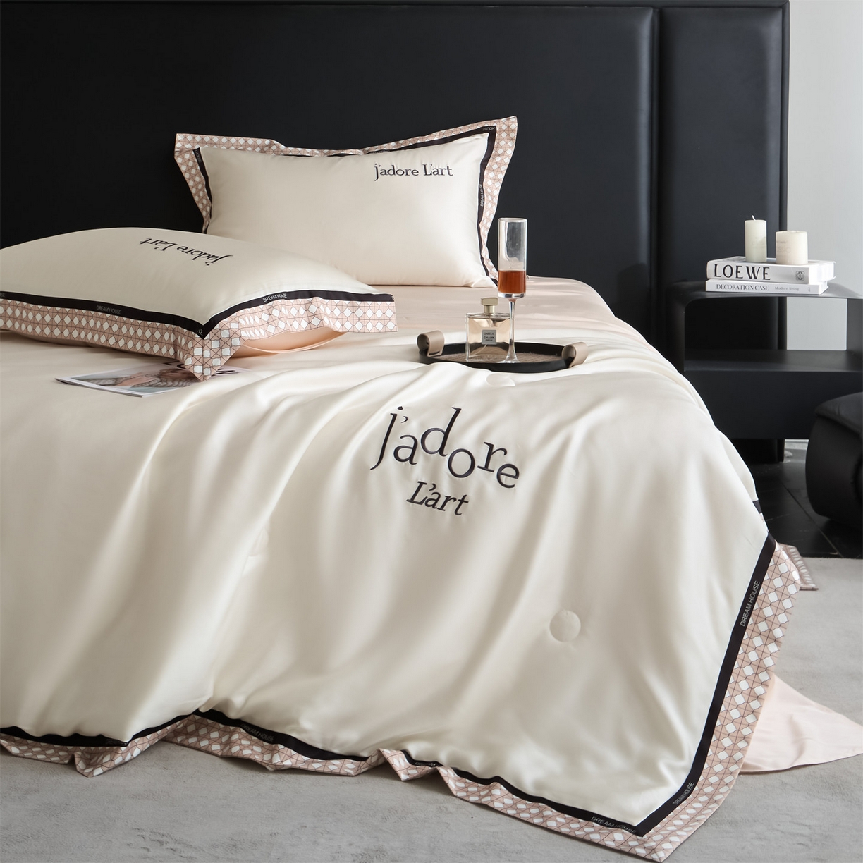 91家纺网 家纺一手货源 找家纺 笙意家纺 2026新款水洗冰丝刺绣宽边夏被四件套-艾斯系列 艾斯-白+奶茶