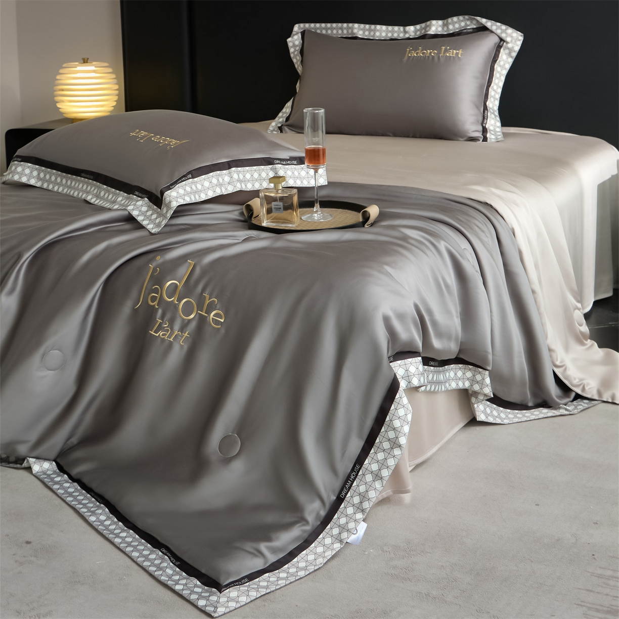 91家纺网 家纺一手货源 找家纺 笙意家纺 2026新款水洗冰丝刺绣宽边夏被四件套-艾斯系列 艾斯-中灰+山灰