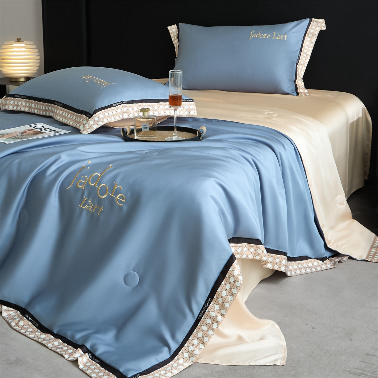 91家纺网 家纺一手货源 找家纺 笙意家纺 2026新款水洗冰丝刺绣宽边夏被四件套-艾斯系列 艾斯-宾利蓝+奶茶