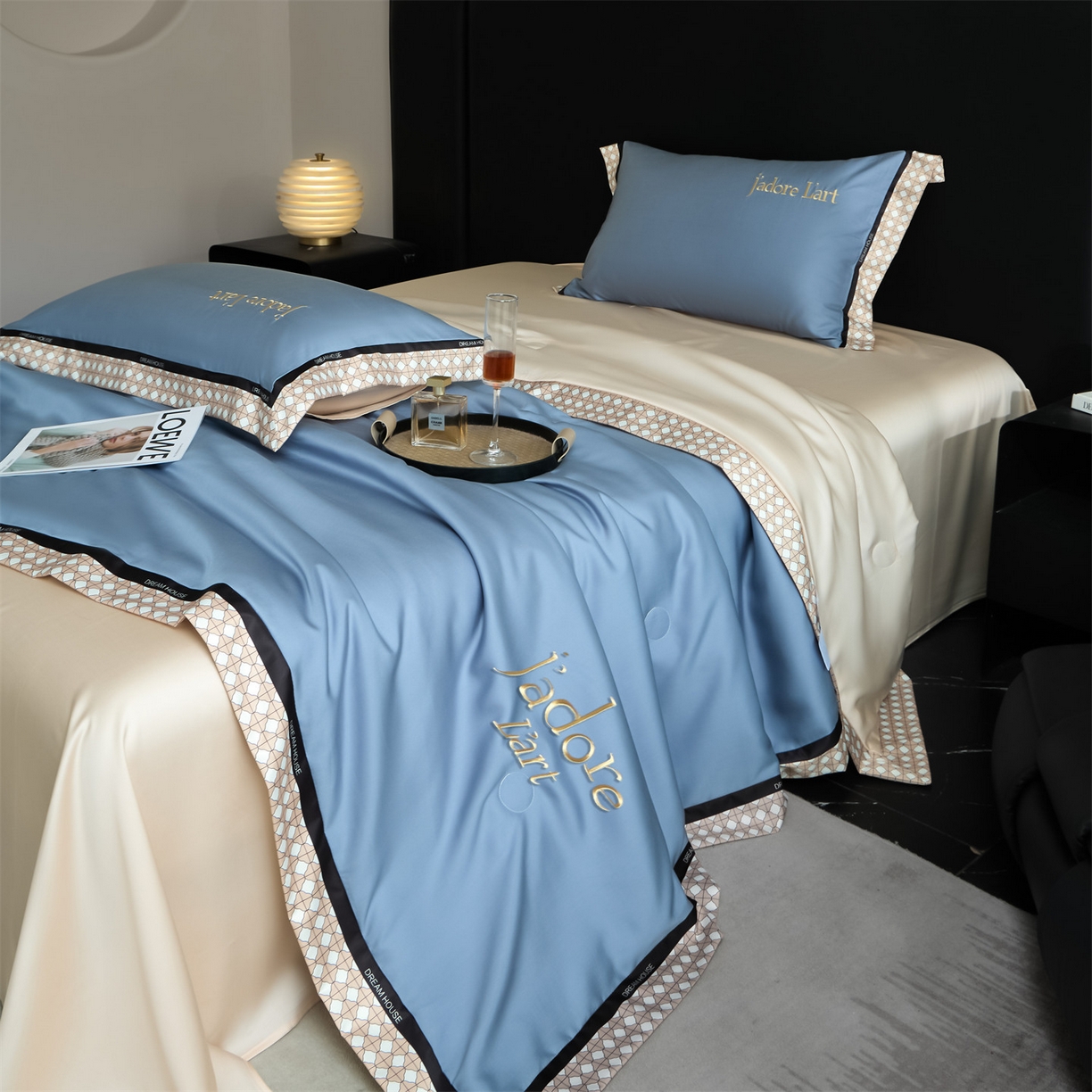 91家纺网 家纺一手货源 找家纺 笙意家纺 2026新款水洗冰丝刺绣宽边夏被四件套-艾斯系列 艾斯-宾利蓝+奶茶