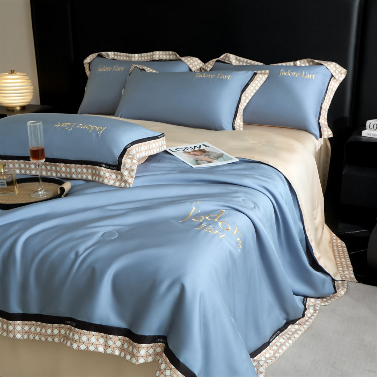 91家纺网 家纺一手货源 找家纺 笙意家纺 2026新款水洗冰丝刺绣宽边夏被四件套-艾斯系列 艾斯-宾利蓝+奶茶