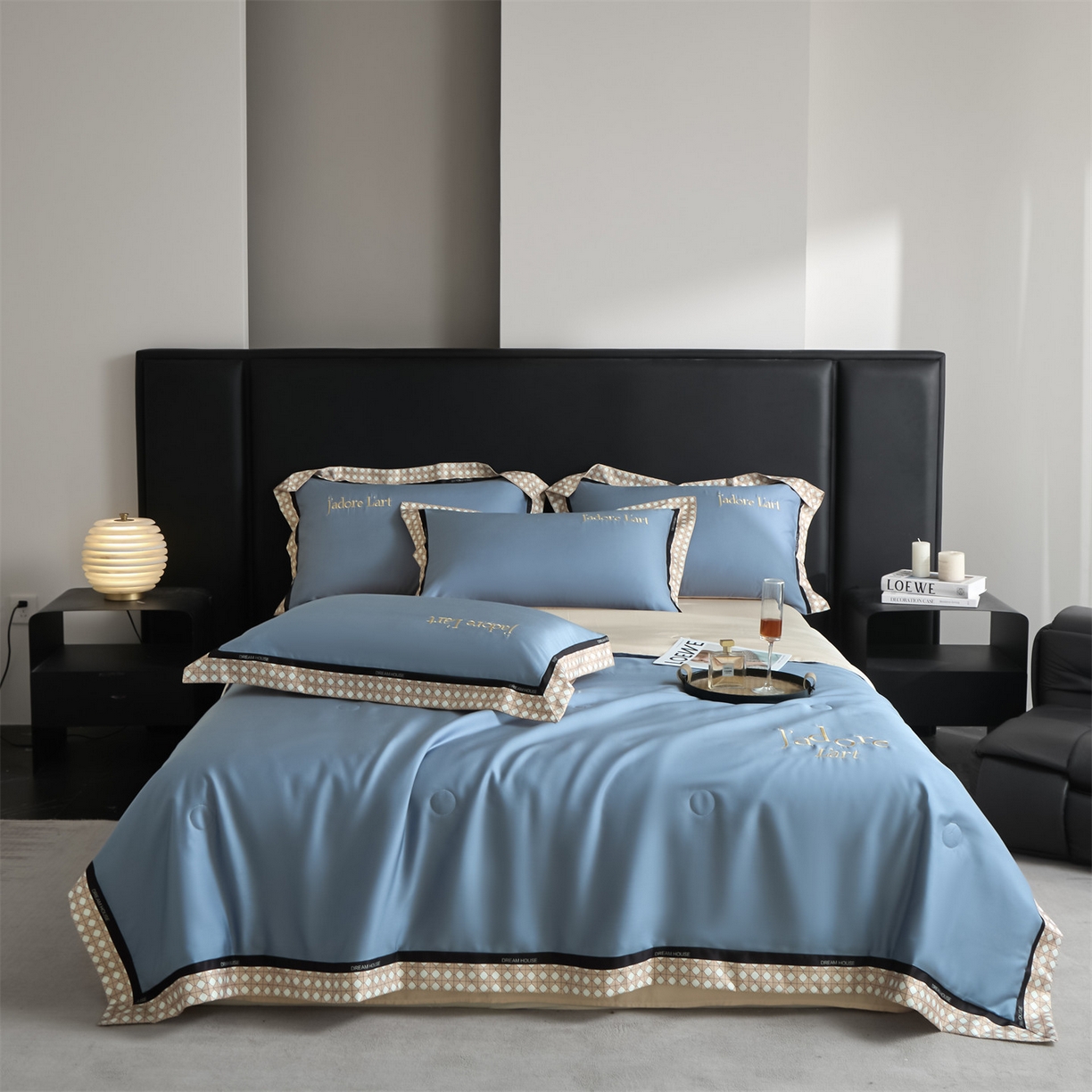 91家纺网 家纺一手货源 找家纺 笙意家纺 2026新款水洗冰丝刺绣宽边夏被四件套-艾斯系列 艾斯-宾利蓝+奶茶