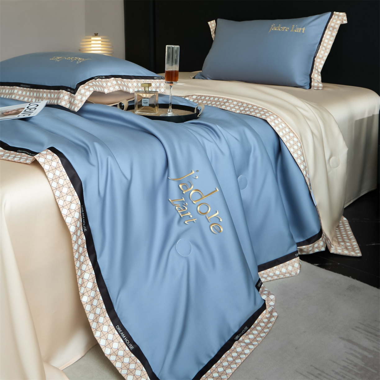 91家纺网 家纺一手货源 找家纺 笙意家纺 2026新款水洗冰丝刺绣宽边夏被四件套-艾斯系列 艾斯-宾利蓝+奶茶