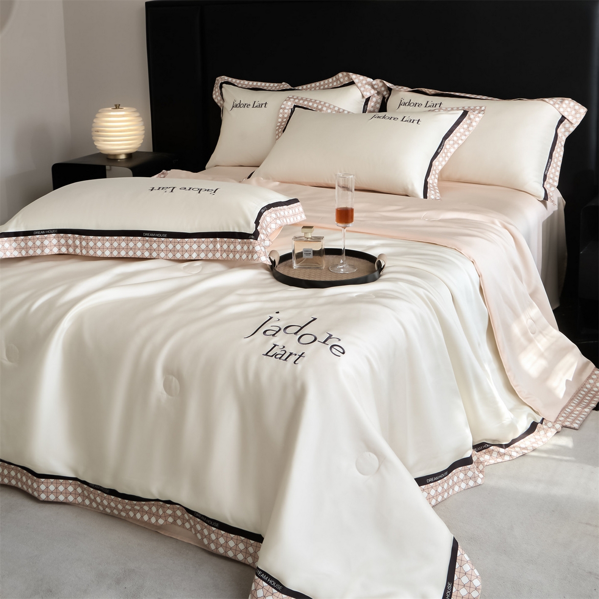 91家纺网 家纺一手货源 找家纺 笙意家纺 2026新款水洗冰丝刺绣宽边夏被四件套-艾斯系列 艾斯-白+奶茶