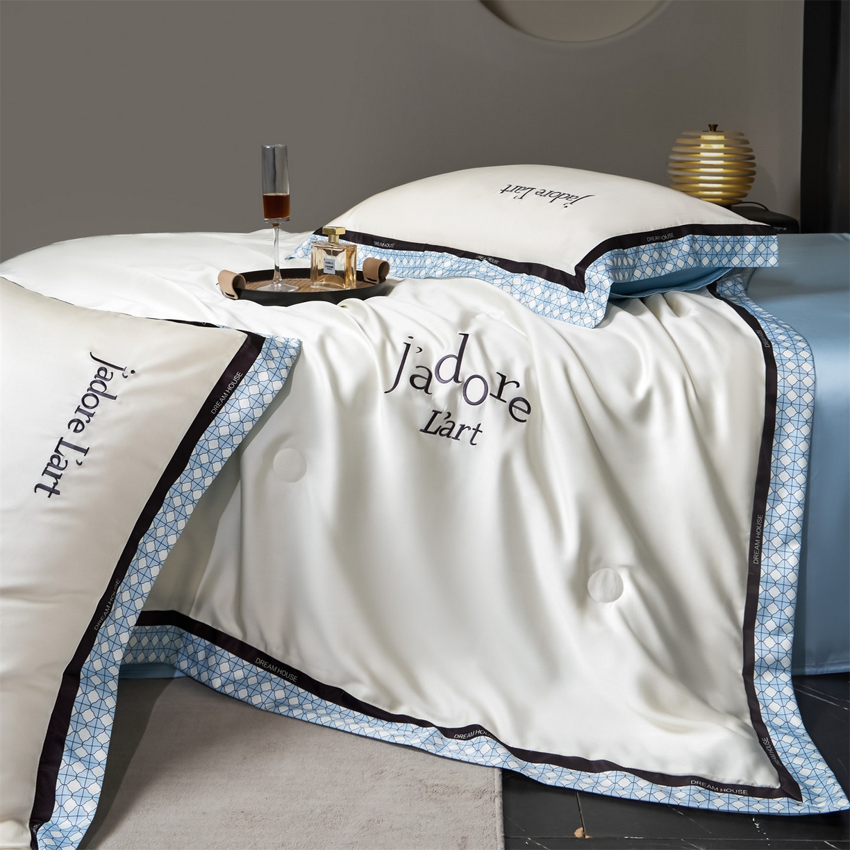 91家纺网 家纺一手货源 找家纺 笙意家纺 2026新款水洗冰丝刺绣宽边夏被四件套-艾斯系列 艾斯-白+天蓝