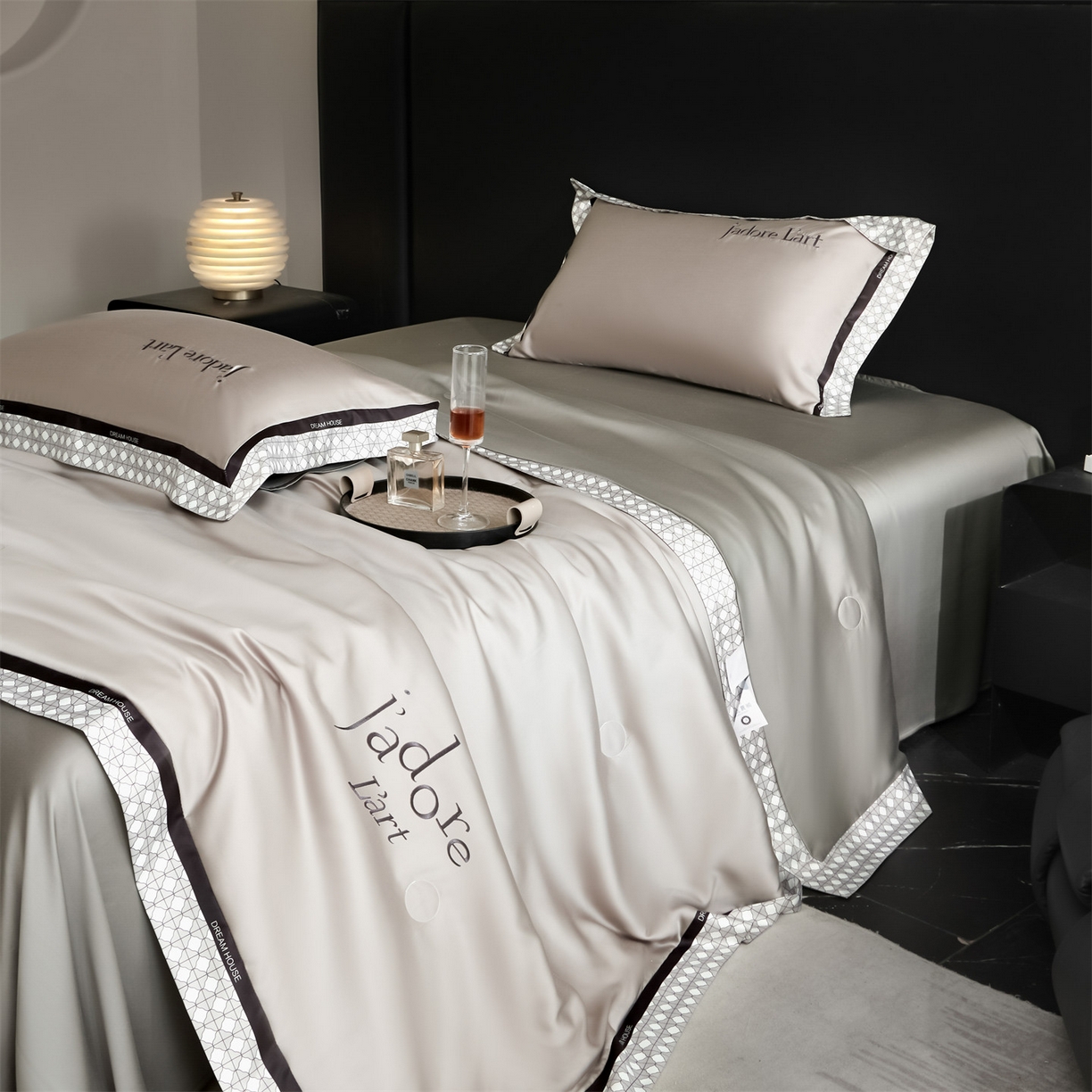 91家纺网 家纺一手货源 找家纺 笙意家纺 2026新款水洗冰丝刺绣宽边夏被四件套-艾斯系列 艾斯-山灰+中灰