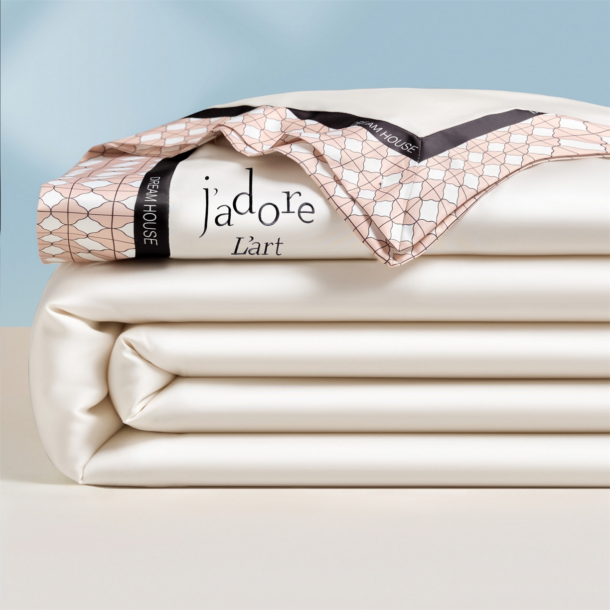 91家纺网 家纺一手货源 找家纺 笙意家纺 2026新款水洗冰丝刺绣宽边夏被四件套-艾斯系列 艾斯-白+奶茶