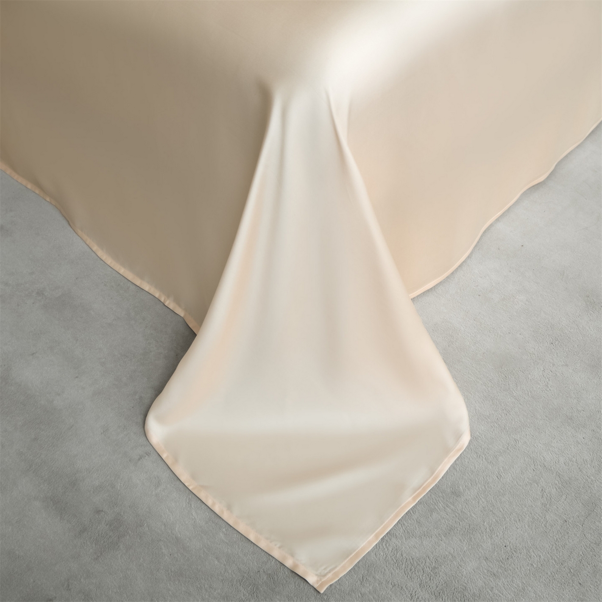 91家纺网 家纺一手货源 找家纺 笙意家纺 2026新款水洗冰丝刺绣宽边夏被四件套-艾斯系列 艾斯-宾利蓝+奶茶