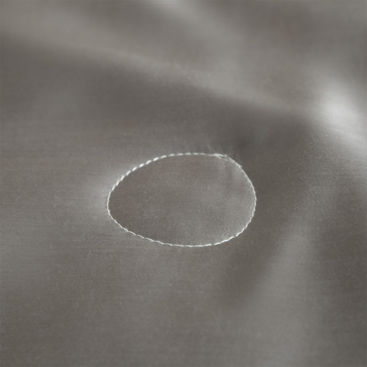 91家纺网 家纺一手货源 找家纺 笙意家纺 2026新款水洗冰丝刺绣宽边夏被四件套-艾斯系列 艾斯-中灰+山灰