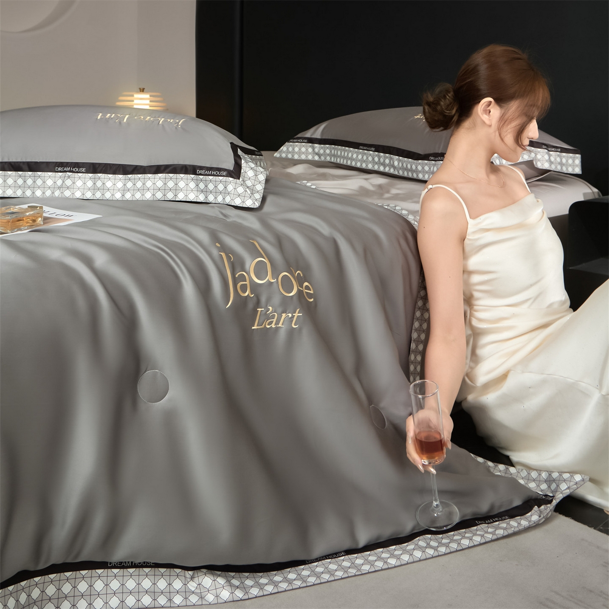 91家纺网 家纺一手货源 找家纺 笙意家纺 2026新款水洗冰丝刺绣宽边夏被四件套-艾斯系列 艾斯-中灰+山灰