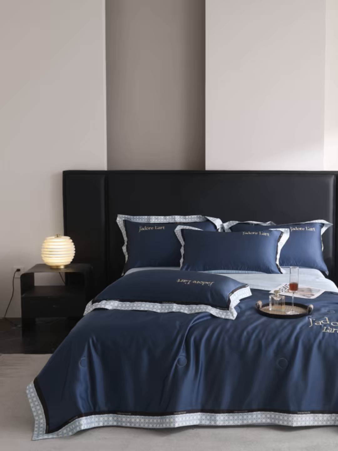 91家纺网 家纺一手货源 找家纺 笙意家纺 2026新款水洗冰丝刺绣宽边夏被四件套-艾斯系列 艾斯-深蓝+浅蓝