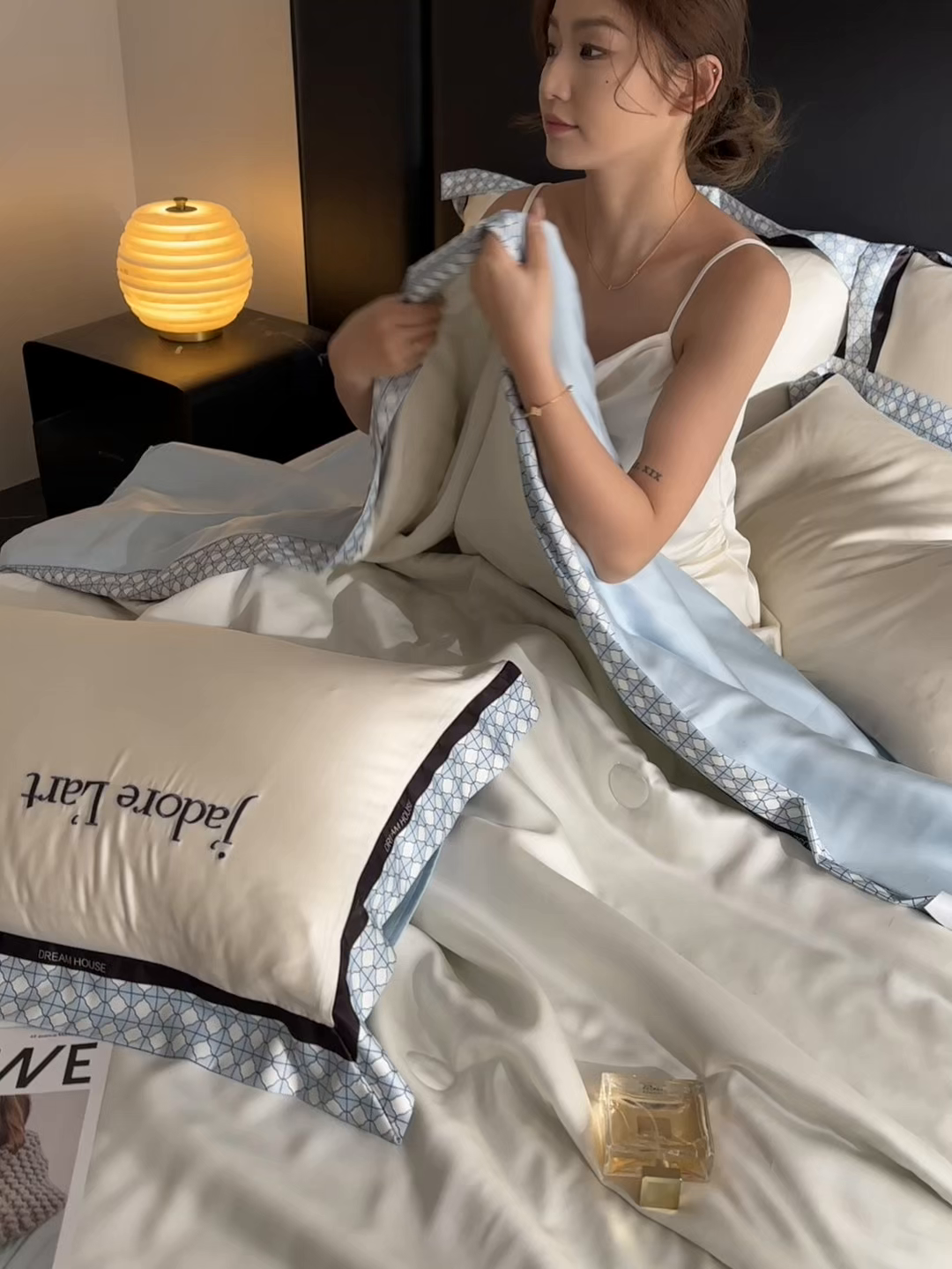 91家纺网 家纺一手货源 找家纺 笙意家纺 2026新款水洗冰丝刺绣宽边夏被四件套-艾斯系列 艾斯-白+天蓝