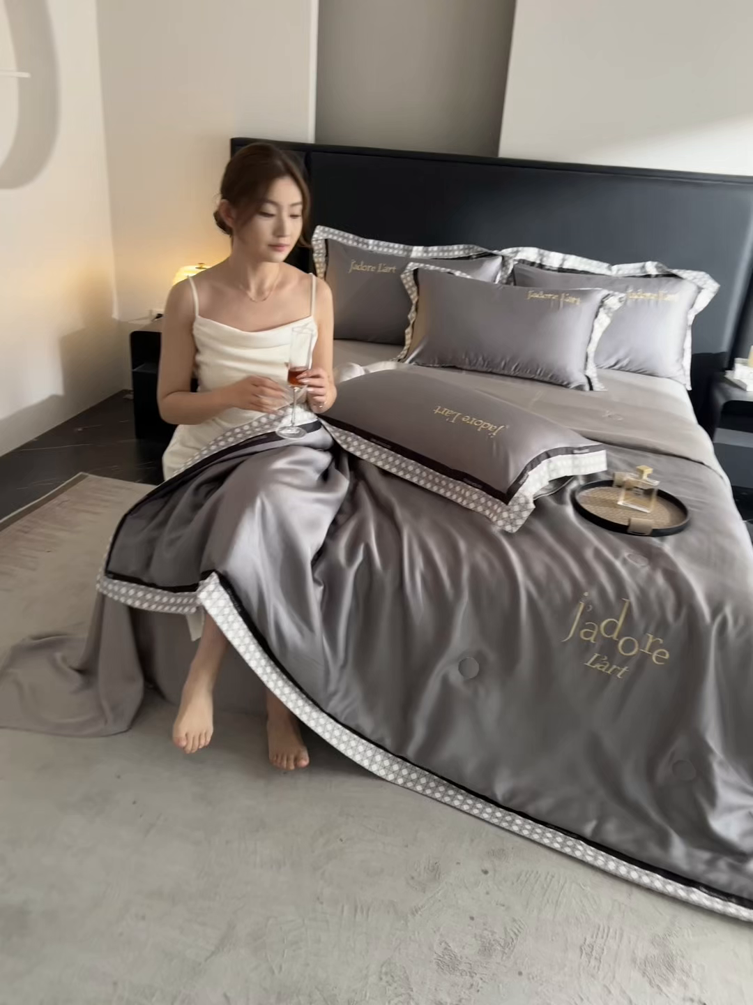91家纺网 家纺一手货源 找家纺 笙意家纺 2026新款水洗冰丝刺绣宽边夏被四件套-艾斯系列 艾斯-中灰+山灰