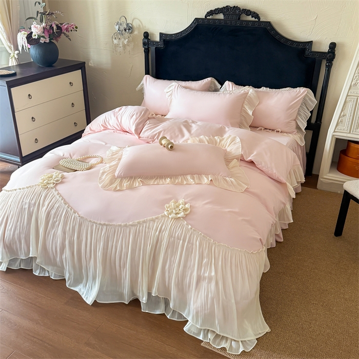 91家纺网 家纺一手货源 找家纺 富盛家纺 2026新款水洗亲肤棉雪纺蕾丝法式床裙韩版四件套 自由女神—粉