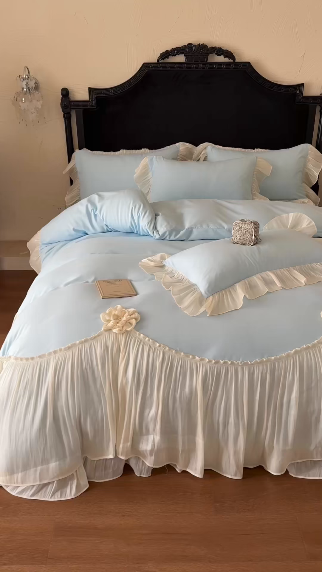 91家纺网 家纺一手货源 找家纺 富盛家纺 2026新款水洗亲肤棉雪纺蕾丝法式床裙韩版四件套 自由女神—蓝