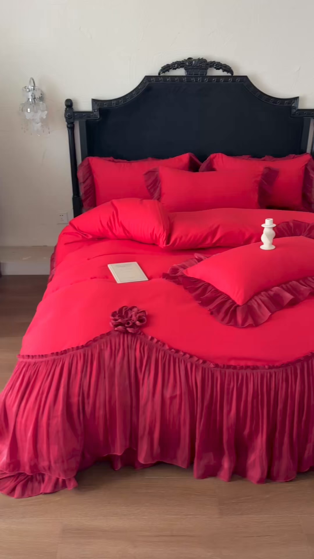 91家纺网 家纺一手货源 找家纺 富盛家纺 2026新款水洗亲肤棉雪纺蕾丝法式床裙韩版四件套 自由女神—大红