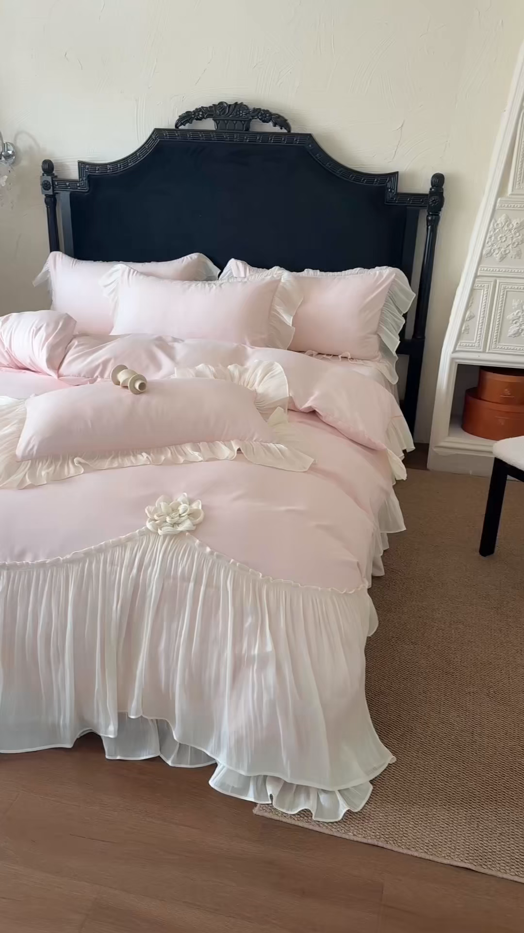 91家纺网 家纺一手货源 找家纺 富盛家纺 2026新款水洗亲肤棉雪纺蕾丝法式床裙韩版四件套 自由女神—粉